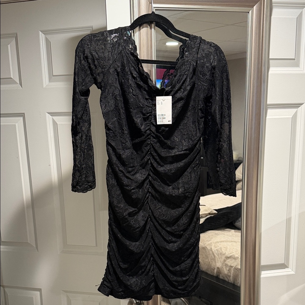 H&M Black Lace Ruched V-Neck Long Sleeve Dress